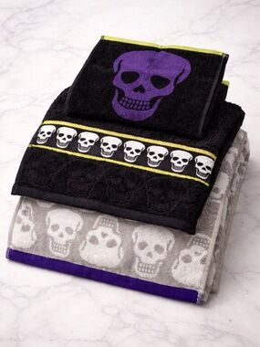 Betsey Johnson Skull Towel Set 3pc Black Gray Cotton Hand Washcloth Goth NWT